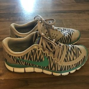 Women Nike’s size 7.5 but fits more like a 7 IMO.